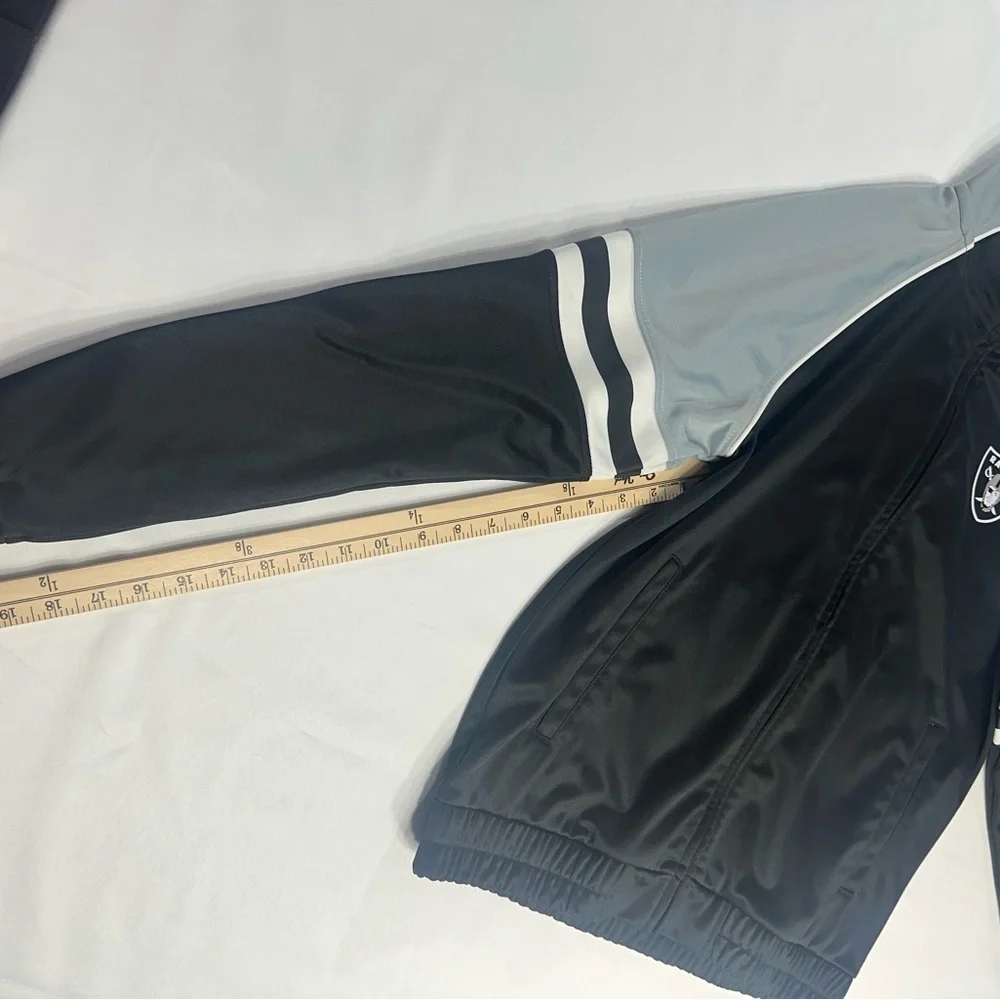 RAIDERS Men's Black and Gray Jacket size M pre
Owned Exellent condition. - Picture 3 of 7